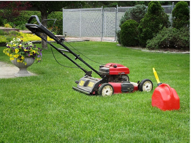 How does a mulching mower work?